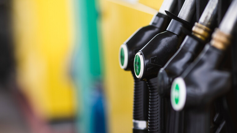 Das Bild zeigt mehrere Zapfpistolen in seitlicher Perspektive an einer Tanksäule.