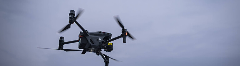 Drohne des Herstellers DJI befindet sich während einer Übung zur Drohnenerkennung und Drohnenabwehr der Bundeswehr im Einsatz bei der Deutschen Marine im Luftraum über dem Hafenbereich von Warnemünde.