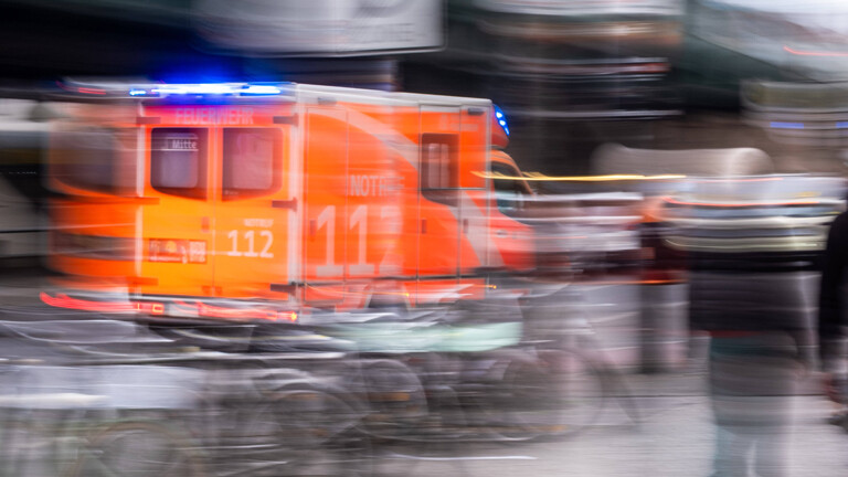 Rettungswagen (RTW) der Berliner Feuerwehr mit Blaulicht unterwegs zu einem Einsatz in Berlin.