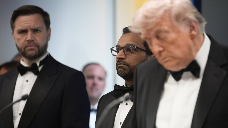 Vizepräsident JD Vance und FBI-Direktor Kash Patel beobachten, wie Präsident Donald Trump eine Rede hält, nachdem am Samstag, dem 25. April 2026, beim jährlichen Abendessen der White House Correspondents Association in Washington, DC, Schüsse gefallen waren.