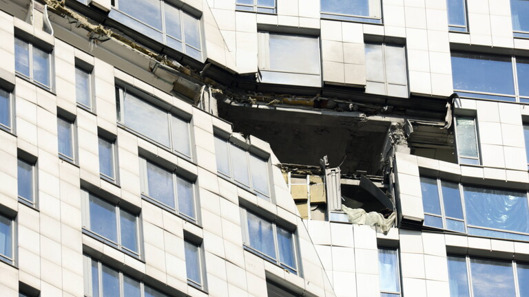Blick auf ein Wohnhaus im Westen Moskaus, das durch Drohnentrümmer beschädigt wurde.