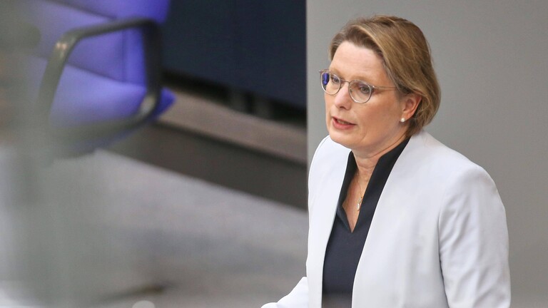 Foto der Bundesministerin der Justiz und für Verbraucherschutz Stefanie Hubig (SPD) am 08.05.2026 am Rednerpult im deutschen Bundestag
