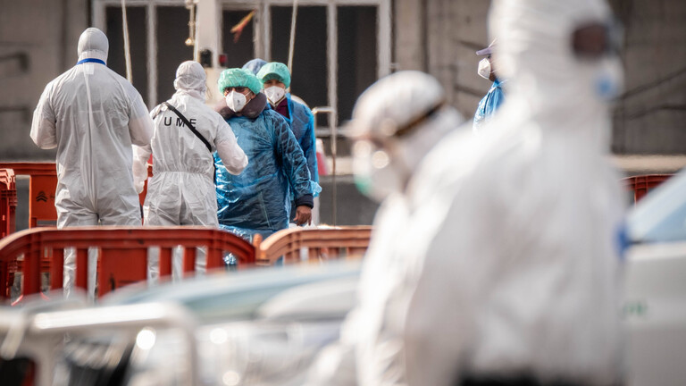 Menschen in Schutzanzügen koordinieren die Evakuierung von Patienten von der MV Hondius im Hafen von Granadilla auf Tenerrifa