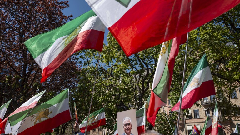 Am 10. Mai 2026 versammelten sich Demonstranten auf dem Norra Bantorget in Stockholm, um gegen Hinrichtungen, politische Unterdrückung und Menschenrechtsverletzungen im Iran zu protestieren.