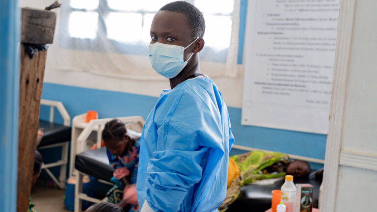 Eine mit einer Maske bekleidete Gesundheitsfachkraft ist im allgemeinen Referenzkrankenhaus in Rwampara im Osten der Demokratischen Republik Kongo zu sehen.