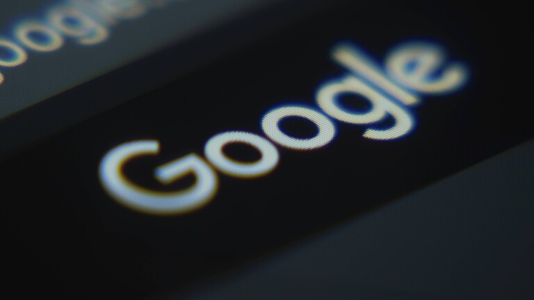 In einem Browser ist die Google-Seite geöffnet. Im Bild sieht man das Google-Logo.