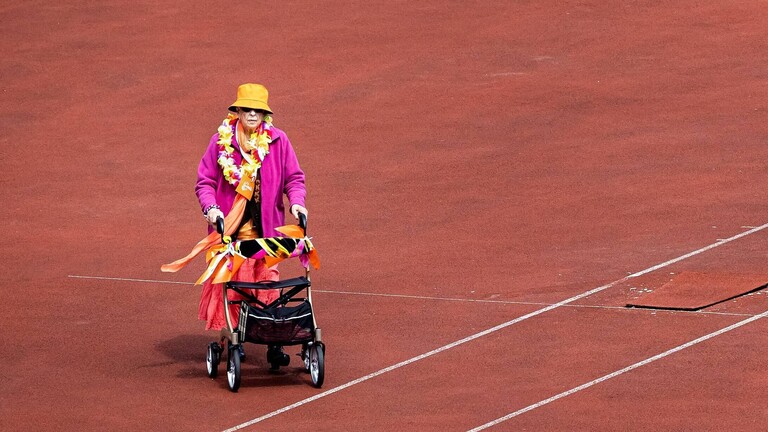 Teilnehmerin während des Nationalen Rollator-Laufs im Amsterdamer Olympiastadion