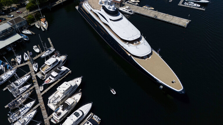 Eine Drohnenansicht der Superyacht Launchpad, die vermutlich dem Meta-CEO Mark Zuckerberg gehört und auf dem Lake Union in Seattle, Washington, USA, vor Anker liegt.