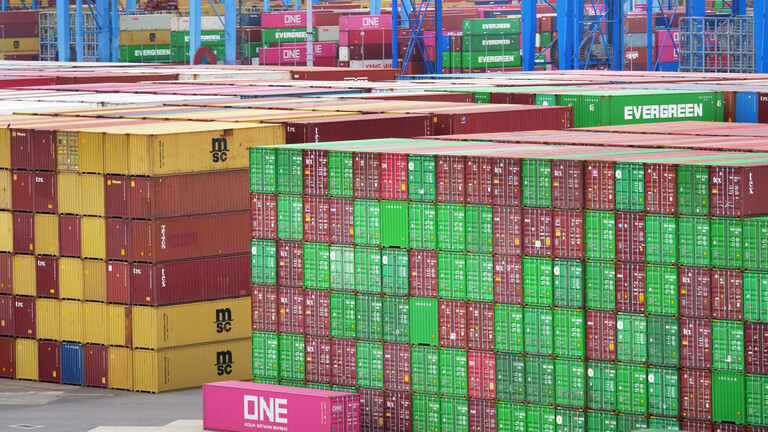Verschiedenfarbige Container im Hamburger Hafen
