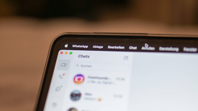 Auf einem Laptop-Bildschirm ist Whatsapp geöffnet. Die Chats im Messenger sind sichtbar.
