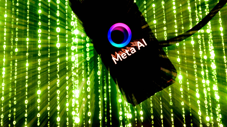 Meta AI-Logo auf Display, grün leuchtender Binärcode im Hintergrund