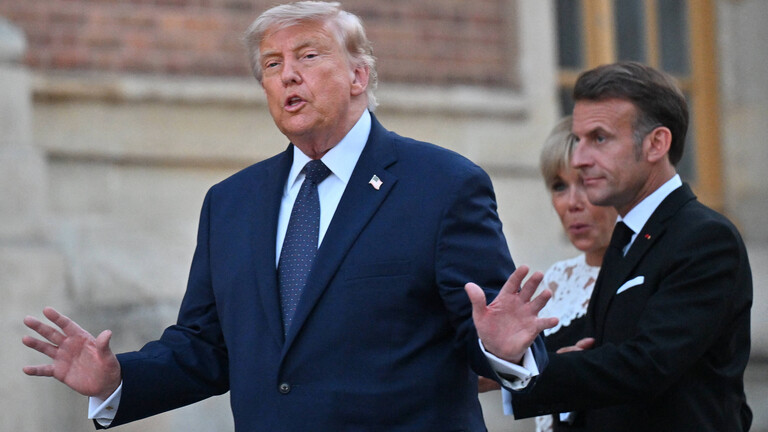Der französische Präsident Emmanuel Macron und seine Ehefrau, First Lady Brigitte Macron, empfangen US-Präsident Donald Trump zu einem Abendessen im Schloss Versailles anlässlich des 250. Jahrestags der Unabhängigkeit der Vereinigten Staaten.