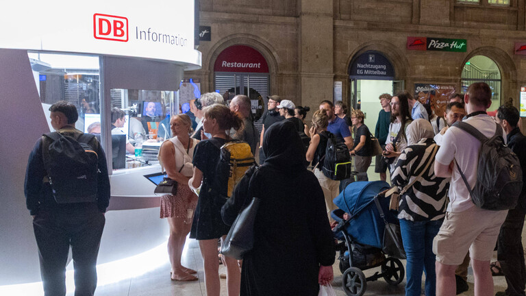 Reisende am 23.06.2026 vor dem DB-Infoschalter am Leipziger Hauptbahnhof. Eine bundesweite Zugfunk-Störung hat den Bahnverkehr lahmgelegt.