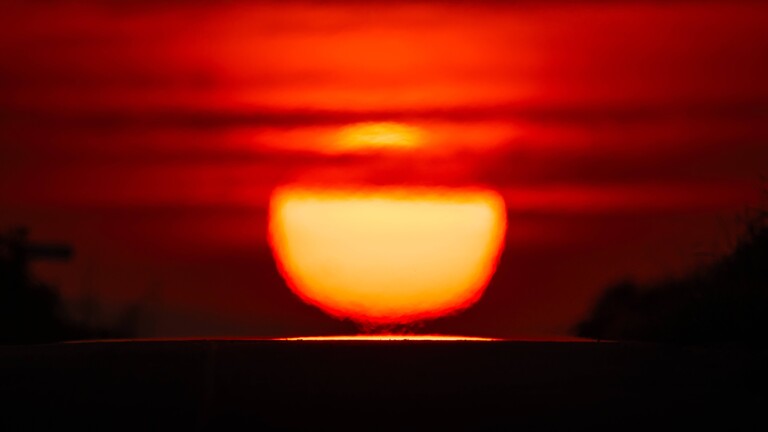 Während der ersten Hitzewelle 2026: Sonnenaufgang über einem Feldweg bei Frankfurt am Main am 27.06.2026