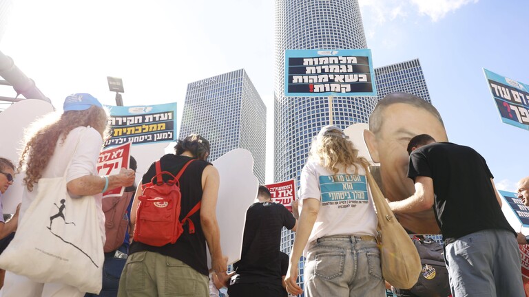 Teilnehmer einer Demonstration gedenken dem 7. Oktober 2023 tausend Tage, nachdem der Anschlag durch die Hammas verübt wurde. Die Menschen stehen vor einer Skyline in Tel Aviv und halten Schilder in die Luft (Tel Aviv, Israel, 2.07.2026)