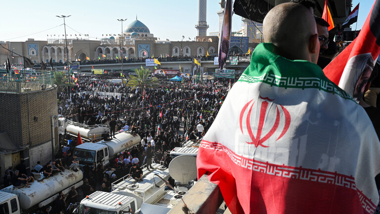 Tausende versammeln sich im Irak zum Trauerzug für den getöteten iranischen Anführer Chamenei.