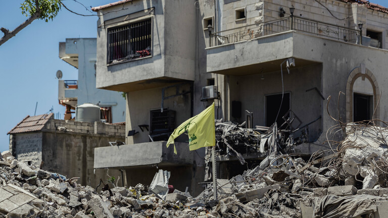 Zerstörung im Südlibanon-Krieg: Eine zerrissene Hisbollah-Flagge steht inmitten der Ruinen zerstörter Wohngebäude in Maifadoun im Südlibanon.