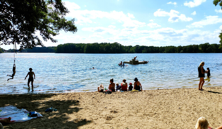 Dümmersee, Mecklenburg-Vorpommern: Menschen am Badestrand und im Wasser