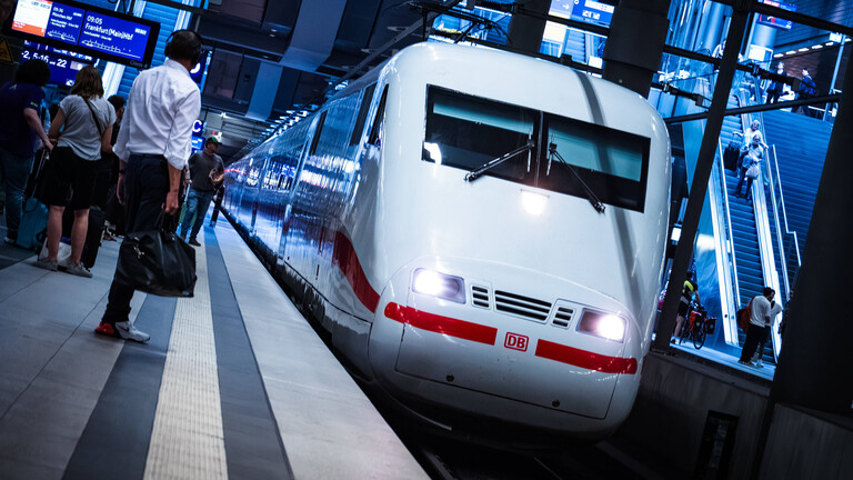 ICE-Zug der Deutschen Bahn, bei seiner Einfahrt am Berliner Hauptbahnhof Berlin Hbf