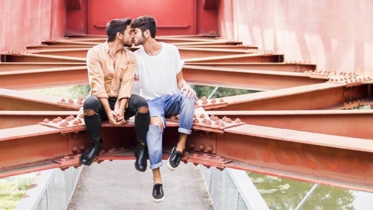 Zwei Männer küssen sich