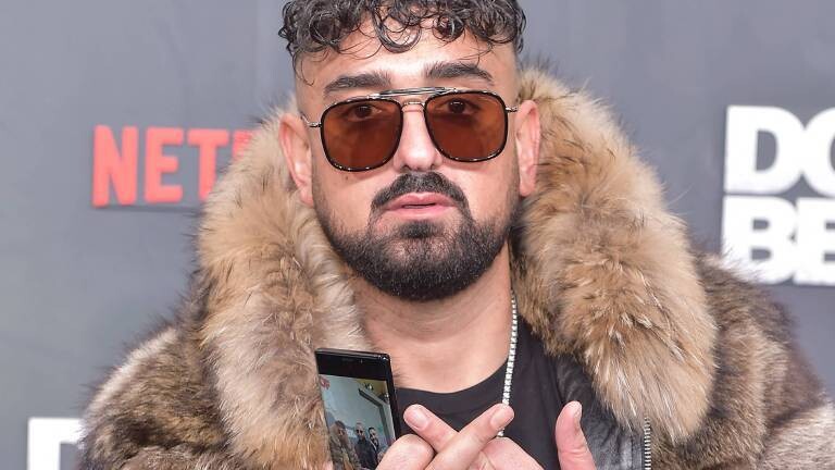 Rapper Haftbefehl im Pelzmantel bei der Weltpremiere von Dogs Of Berlin