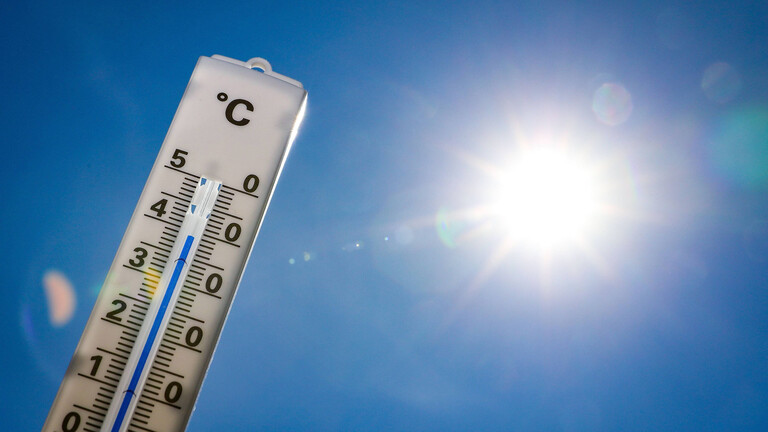 Ein Thermometer, das 40 Grad Celsius anzeigt vor blauem Himmel.