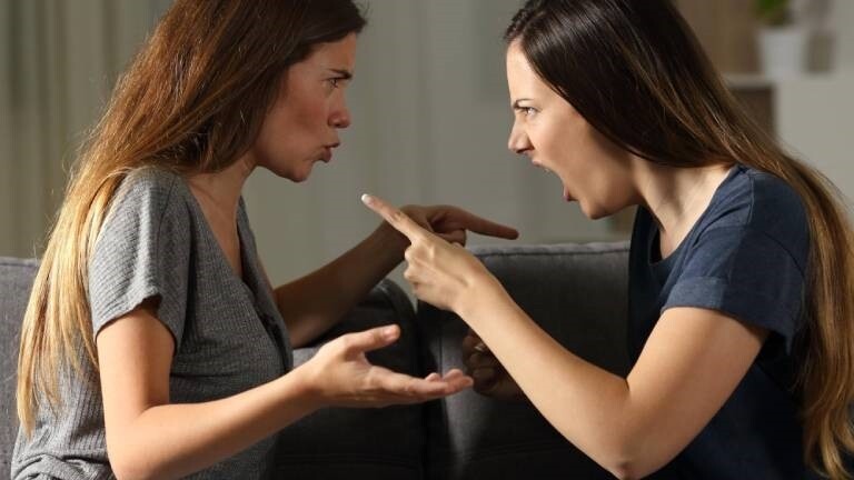 Zwei Frauen streiten sich