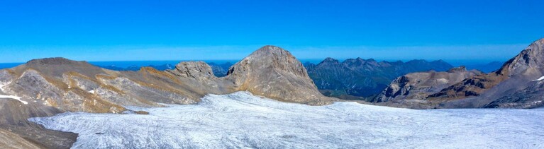 Plateaugletscher Plaine Morte vor hellblauem Himmel in den Berner Alpen, Schweiz