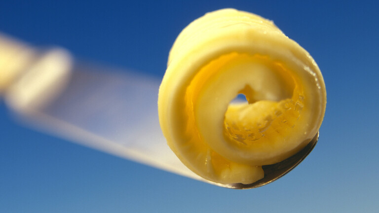 Butterröllchen auf einem Messer