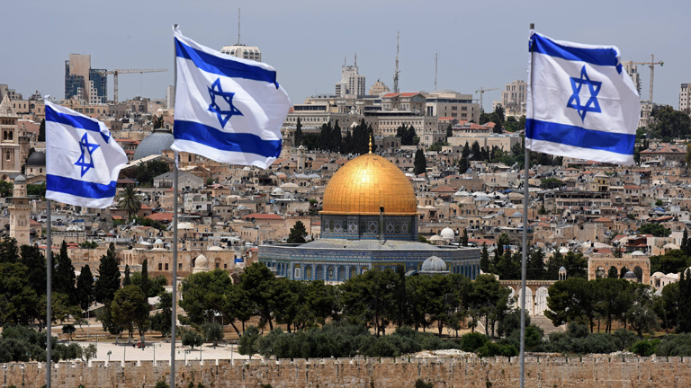 Panorama Altstadt Jerusalems mit Felsendom, israelische Flaggen im Vordergrund