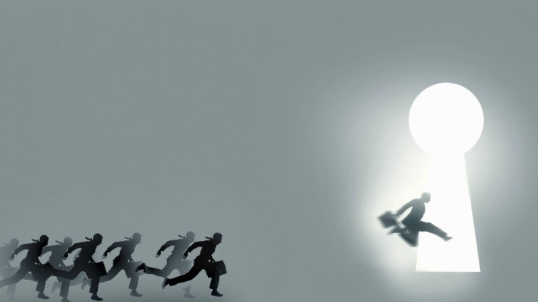 Geschäftsmänner laufen in einem Wettrennen zu einem beleuchteten Schlüsselloch