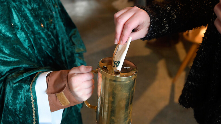 Eine Gabe für die Sternsinger am Dreikönigstag in München.