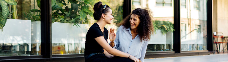 Zwei Frauen sitzen draußen