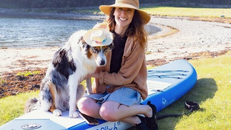 Strandleben mit Hund und Board: Leonie an der schottischen Küste
