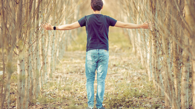 Ein Mann streckt seine Hände aus.