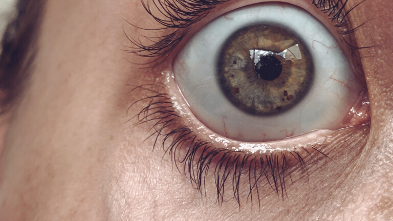 Ein weit aufgerissenes menschliches Auge