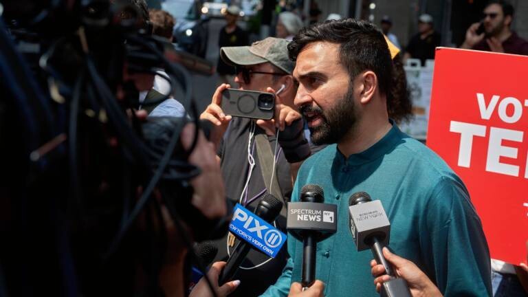 Der demokratische Politiker und Bürgermeisterkandidat für die Wahl in New York City, Zohran Mamdani, spricht mit Reportern über die Millionenspenden der Immobilienmagnaten an Cuomos Superminister.