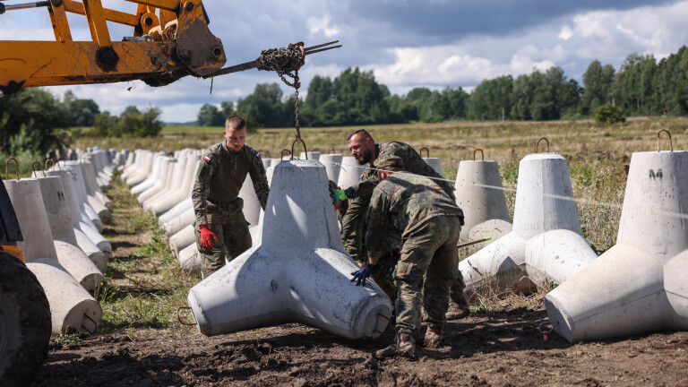 Deutsche und polnische Soldaten erreichten eine Panzersperre an der polnischen Grenze zu Kaliningrad in der Nähe des Ortes Budry