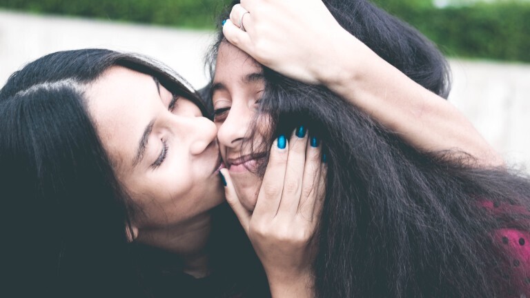 Frau wird geküsst und ist das unangenehm