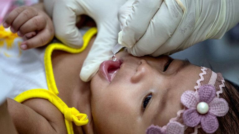 Impfung eines Kindes mit Anti-Polio-Impfstoff in einem Gesundheitszentrum in Manila am 25. Juni 2025