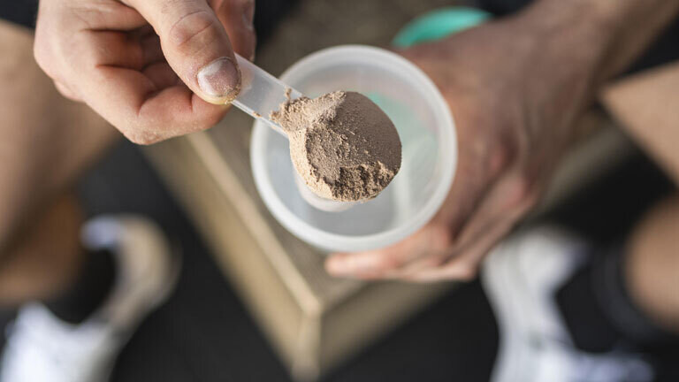 Sportler macht sich einen Protein-Shake