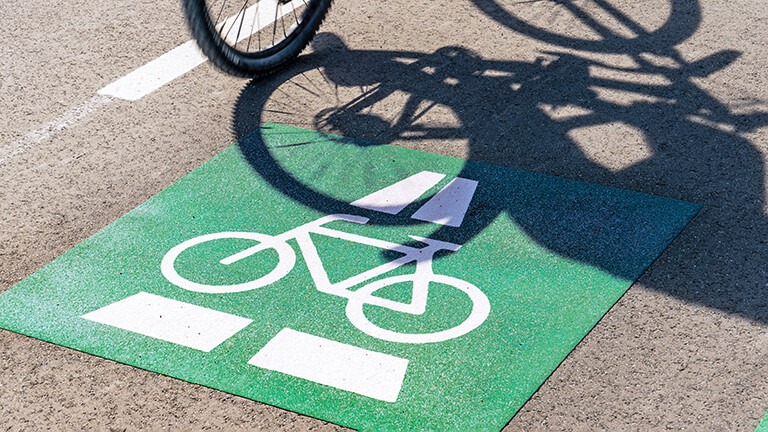 Foto einer grünen Markierung der Radautobahn auf dem Asphalt des neuen Radschnellwegs in Garching bei München