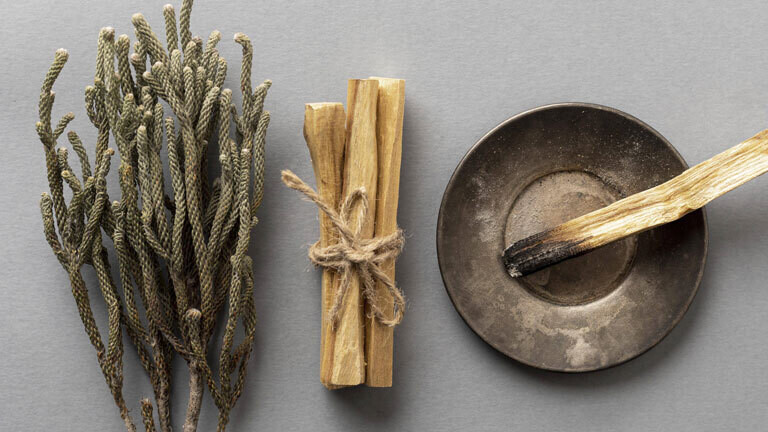 Räuchern mit Holz und Kräutern