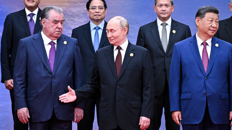 Der tadschikische Präsident Emomali Rahmon, Machthaber Wladimir Putin und Xi Jinping zeigen sich während des Treffens der SCO in Tianjin