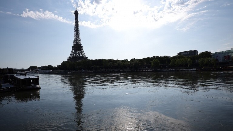 Olympia, Paris 2024, vor dem Triathlon, der Eiffelturm ist hinter der Seine zu sehen.