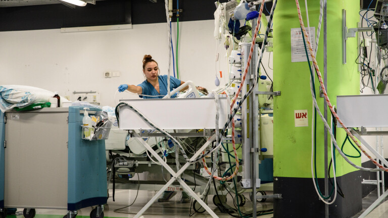 Eine Krankenpflegerin bei der Arbeit Untertage im israelischen Rambam-Krankenhaus bei Tel Aviv