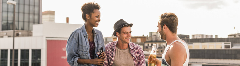 Drei Menschen unterhalten sich.