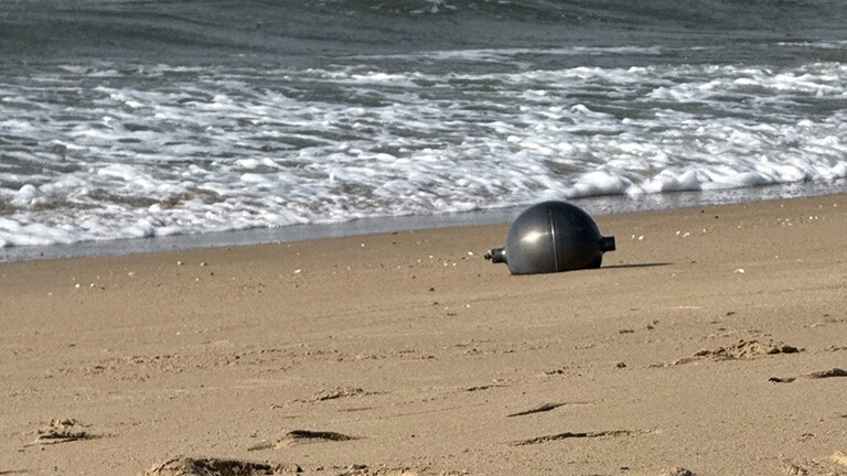 Foto einer Metallkugel, die im australischen Queensland gemeinsam an den Strand gespült wurden und sich dann als Weltraumschrott entpuppten