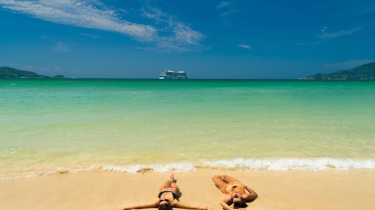 Frauen ruhen sich am tropischen Strand aus