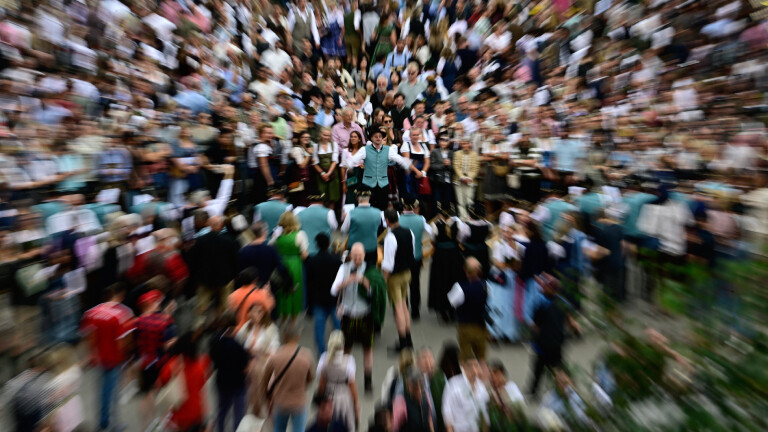 Menschen auf dem Oktoberfest in München